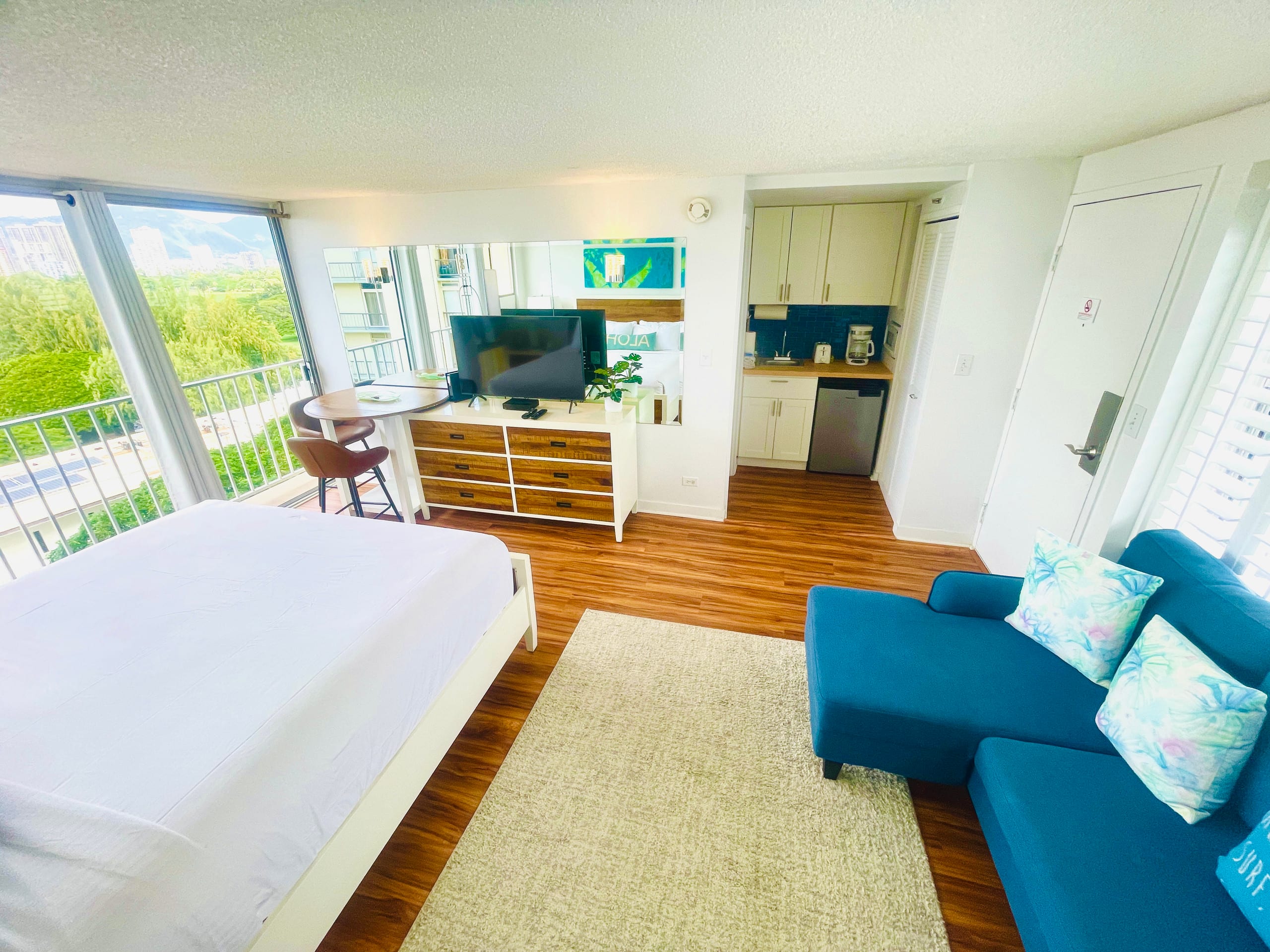Condo in Honolulu · ★4.91 · Studio · 1 bed - Image 10