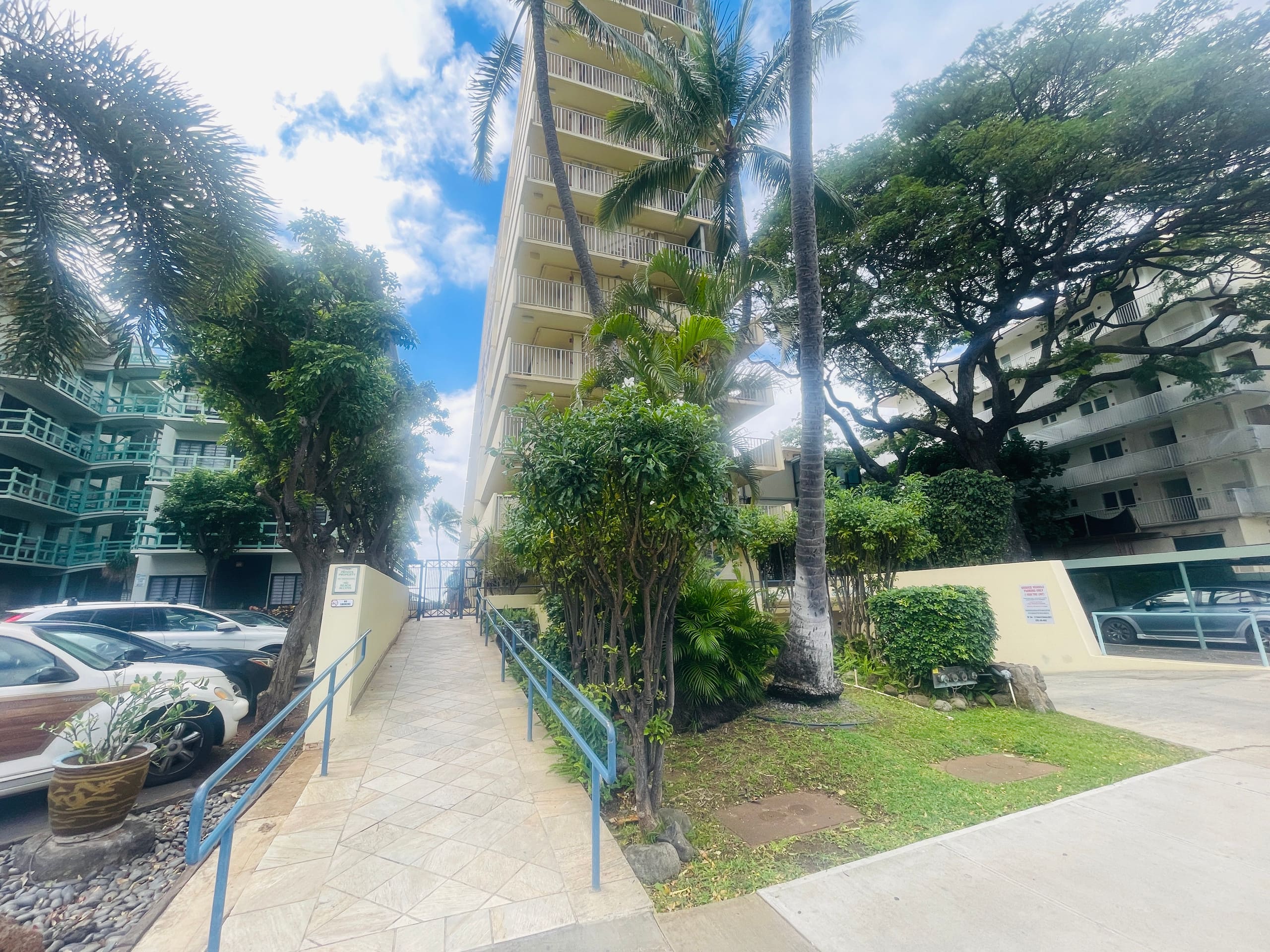 Condo in Honolulu · ★4.91 · Studio · 1 bed - Image 19