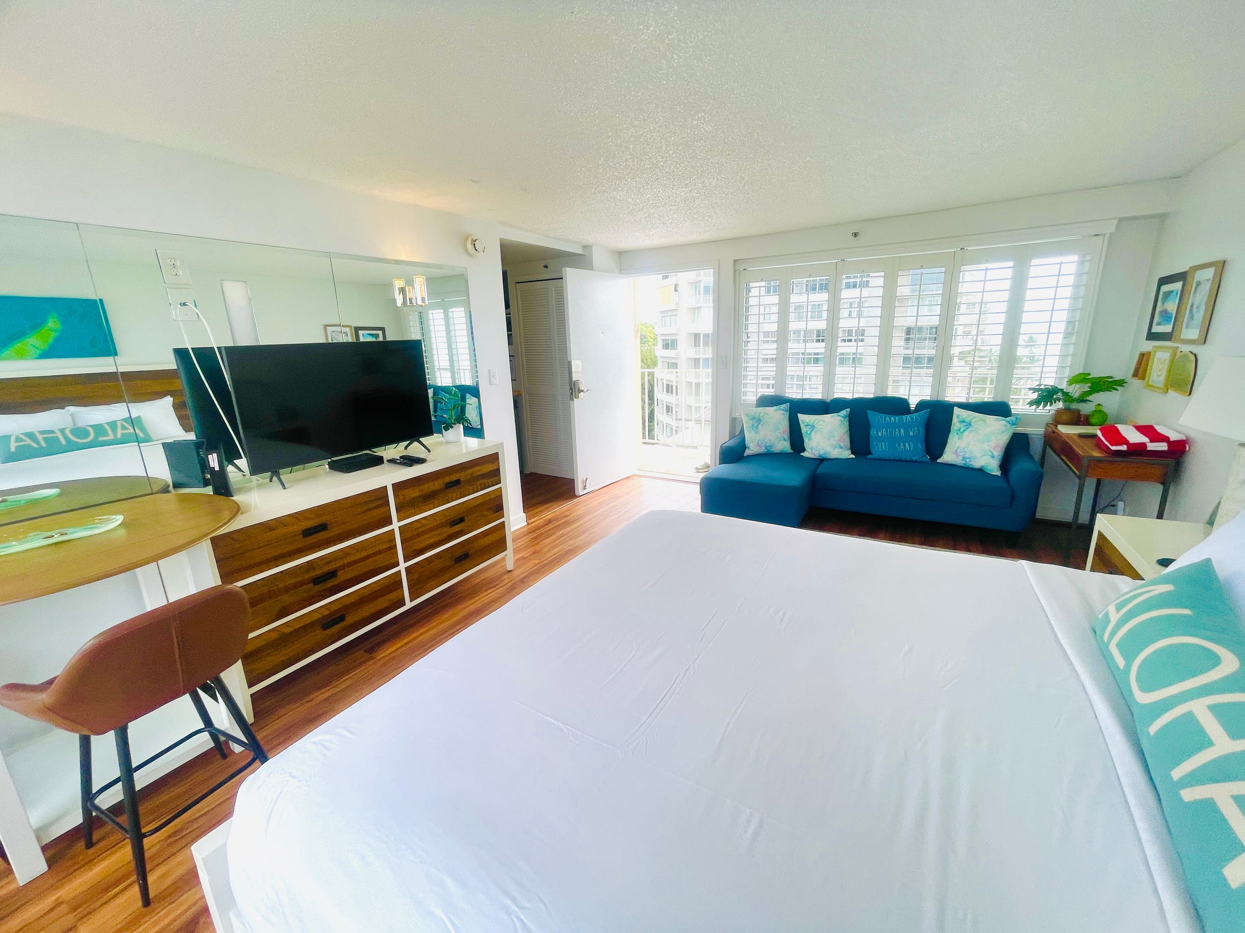 Condo in Honolulu · ★4.91 · Studio · 1 bed - Image 9