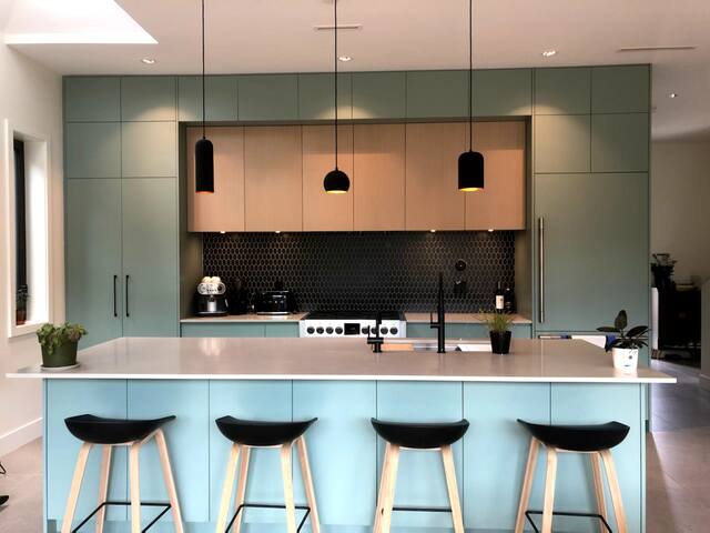 Central 6 Room Contemporary Home gallery image 4