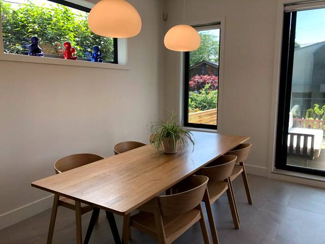 Central 6 Room Contemporary Home gallery image 3