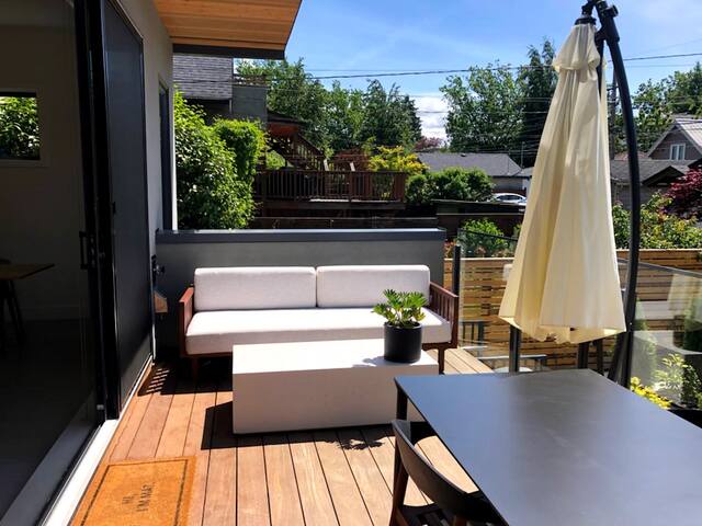 Central 6 Room Contemporary Home gallery image 5