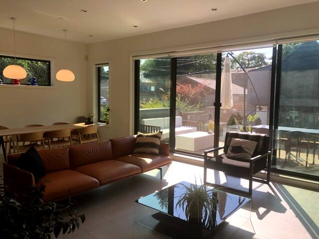 Central 6 Room Contemporary Home gallery image 2