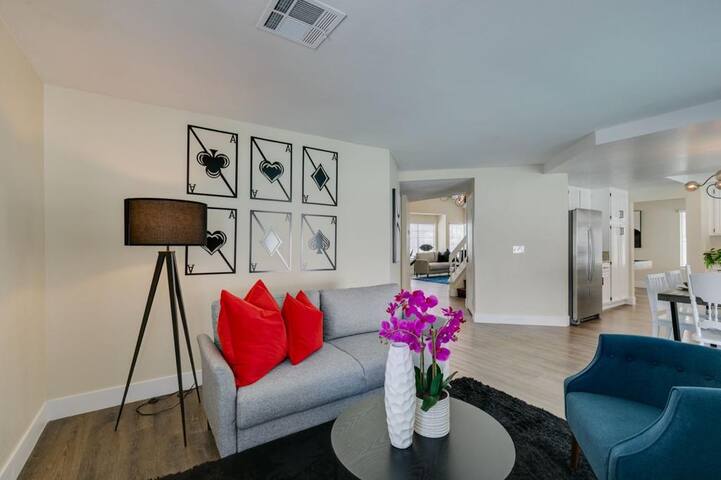 Lovely 5B Las Vegas Retreat w/Pool–15mins to Strip gallery image 5