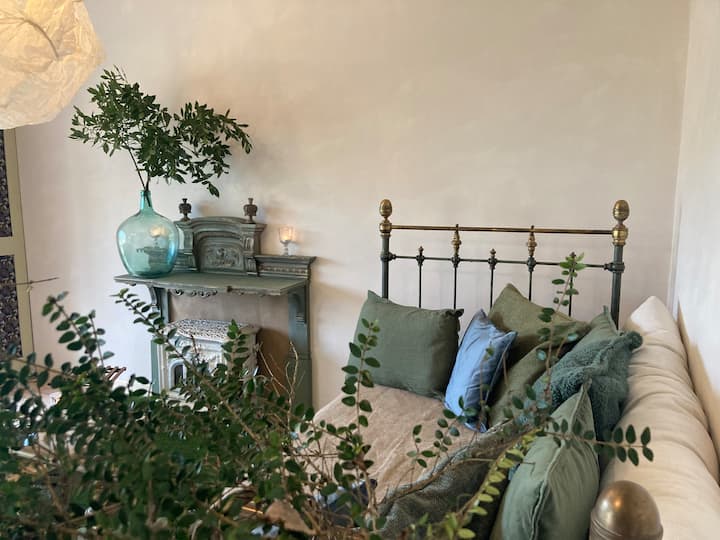 всекидневната включва античен разтегателен диван за 1 човек 