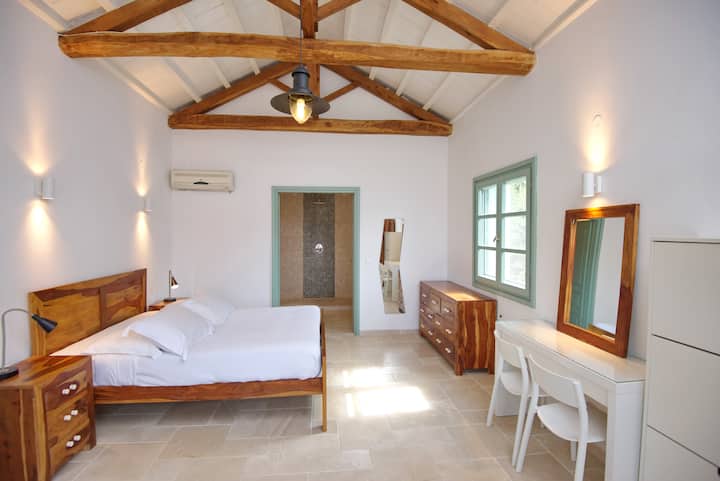 Dormitorio principal en planta baja , con vistas al gran baño privado.
Habitación con aire acondicionado y mosquiteros en la ventana .
El armario y el zapatero , el botón de los cajones ofrecen mucho espacio para guardar .