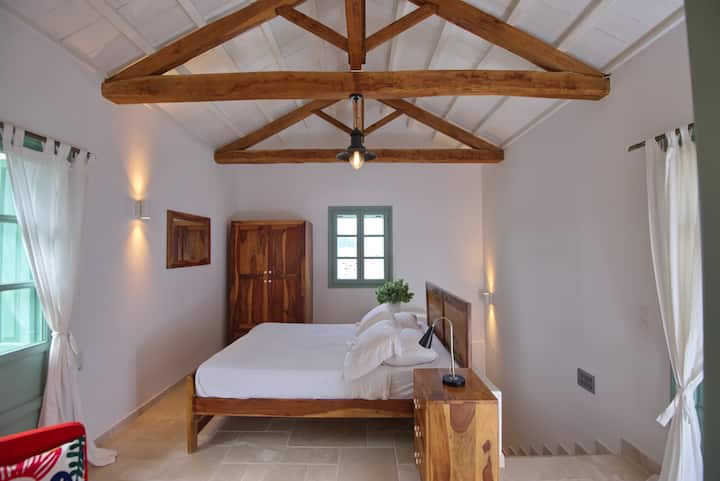Habitación doble en el área superior a través de una escalera cerrada desde la sala de estar. Se cuelga en la terraza superior exterior con asientos y tiene su propio balcón con vistas al campo. Baño privado , aire acondicionado y mosquiteros en la ventana mostrados 