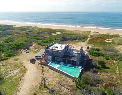 BEACH FRONT, 7 bedrooms, pileta.
