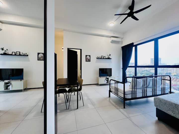 Urban Staycation Homestay 
მთავარი საძინებელი:1 საწოლი 152 × 203 სმ,  1 ერთადგილიანი საწოლი
Მეორე საძინებელი: 1 საწოლი 152 × 203 სმ, 1 სართულის ლეიბი
Მესამე საძინებელი: 1 ერთადგილიანი საწოლი
Მისაღები ოთახი: 1 ერთადგილიანი საწოლი + 2 პაქსი 