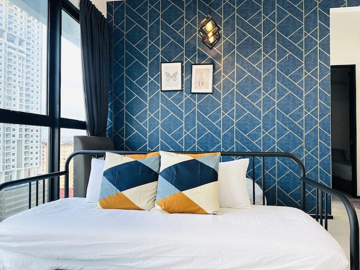 Urban Staycation Homestay 
Master Bedroom:1 letto matrimoniale,  1 letto singolo
Seconda camera da letto: 1 letto matrimoniale, 1 materasso a pavimento
Terza camera da letto: 1 letto singolo
Salotto: 1 letto singolo + 2 pax Sofabed 