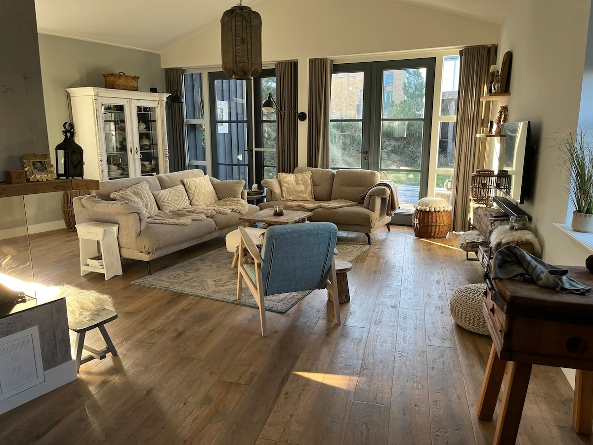 Top Airbnb: Unique detached wooden house in Den Helder