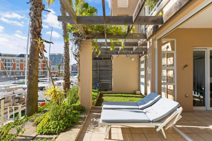 Luxury secure V&A Marina apartment; best location!