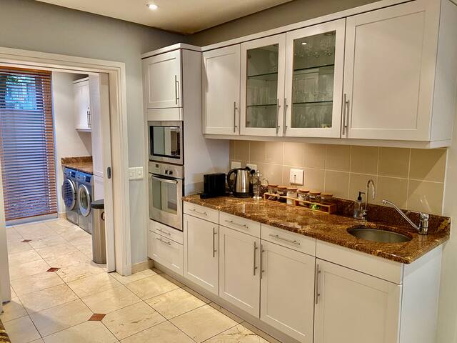 Luxury secure V&A Marina apartment; best location! gallery image 4