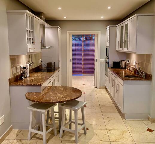 Luxury secure V&A Marina apartment; best location! gallery image 3