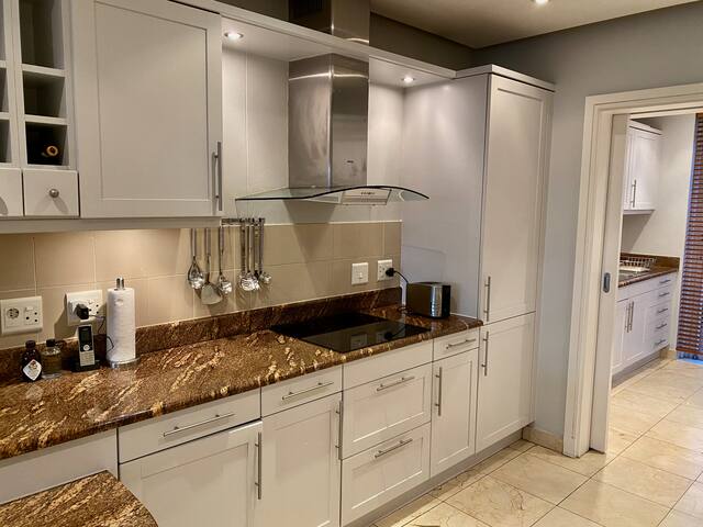 Luxury secure V&A Marina apartment; best location! gallery image 5