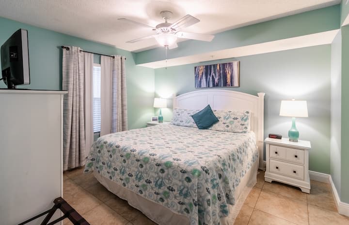 Hlavná spálňa s manželskou posteľou, komodou, nočnými stolíkmi a káblovou televíziou