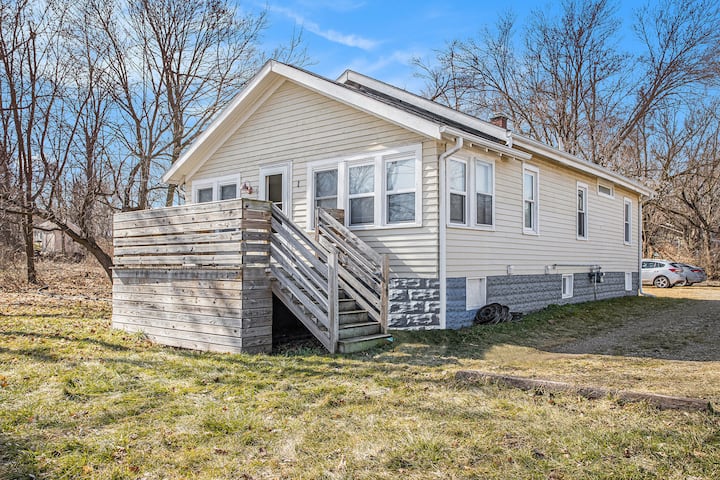 2 Bed Bungalow Apt - Utilities Included - Pets Ok - Kalamazoo, MI