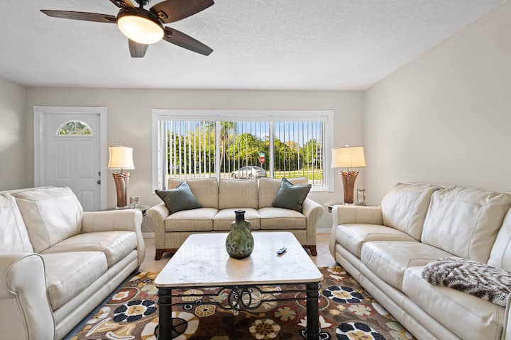 The Cozy Coastal Fort Pierce Pool Home - Fort Pierce, FL