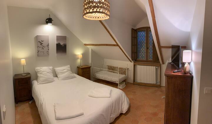 Dhomë glicine - 4-5 persona.  Lit 160 x 200 cm 
+ pjesë tjetër me 2 krevate tek që mund të vendosen në një krevat dopio me pjesën e sipërme.  
krevat fëmijësh, park dhe karrige e lartë në dispozicionin tënd. 
Televizor, lavamanë dopio banje dhe tualet. 
qasje në kuzhinën verore