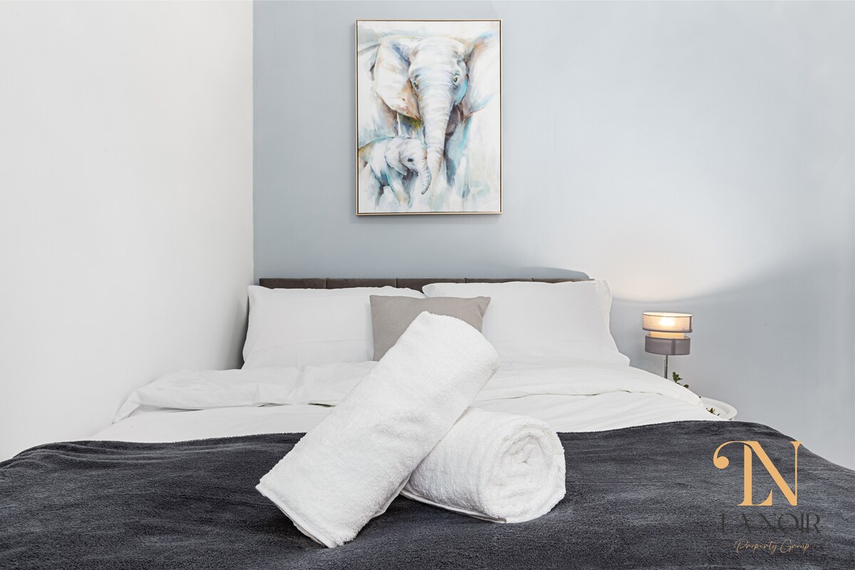  توفر غرفة النوم المشرقة والحديثة ملاذًا مريحًا وأنيقًا، وتتميز بسرير مزدوج مريح وسرير واحد، وهو مثالي للنوم الليلي المريح. مع تصميمه العصري وأجوائه المريحة، فهو مسكن مثالي للاسترخاء أثناء إقامتك.