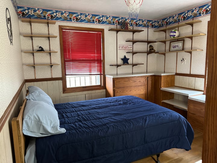 Dormitorio de invitados 1 con cama de matrimonio ubicado en el piso principal.