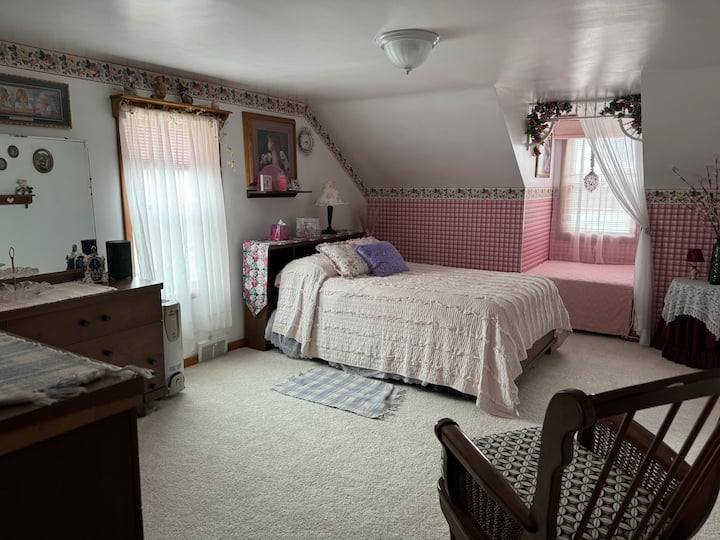 La habitación 3 también se encuentra arriba. Esta perfecta sala de princesas recibe una gran luz natural y vistas al lago. Tiene una cama completa.