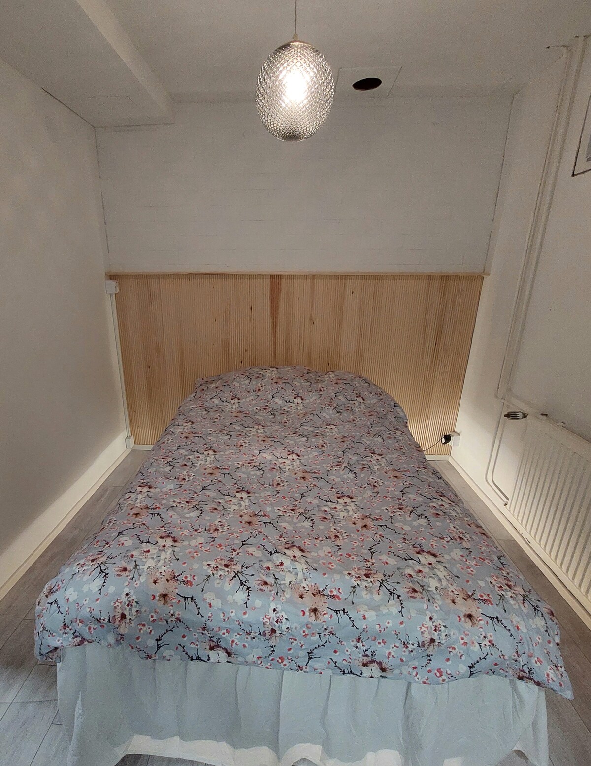 Кревет 120 см, што значи потесен од вообичаеното.