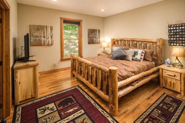 Glavna spavaća soba s bračnim krevetom i pripadajućom kupaonicom s tušem/kadom.

Nalazi se na glavnoj razini.