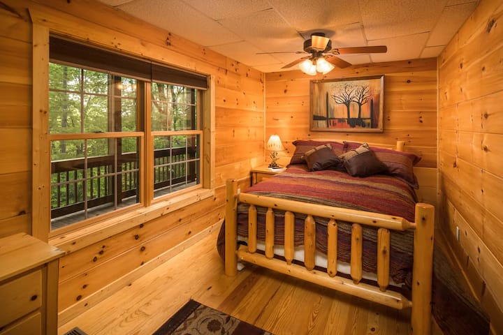 Spavaća soba s bračnim krevetom i pogledom na nižu razinu.  Spavaća soba br. 3