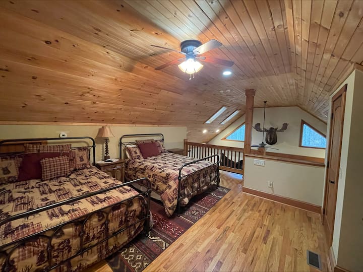 Spavaća soba u potkrovlju s vlastitom kupaonicom koja se nalazi na 3. katu.  1 bračni krevet i 1 bračni krevet u punoj veličini.  

TV, električni kamin i dva ormara.  

Pogled na glavni dnevni boravak.  