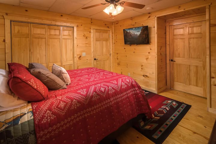 Spavaća soba s bračnim krevetom na nižoj razini.  Spavaća soba br. 4.