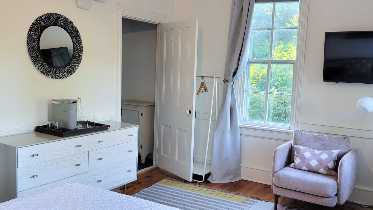 Pinetown Bridge BNB - Conestoga Riverview King Bed - Bed and breakfasts for  Rent in Manheim Township, Pennsylvania, United States - Airbnb