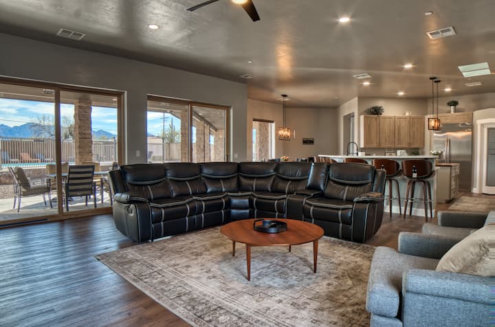 Event Ready Spacious Tucson Villa W/ Private Pool - Arizona