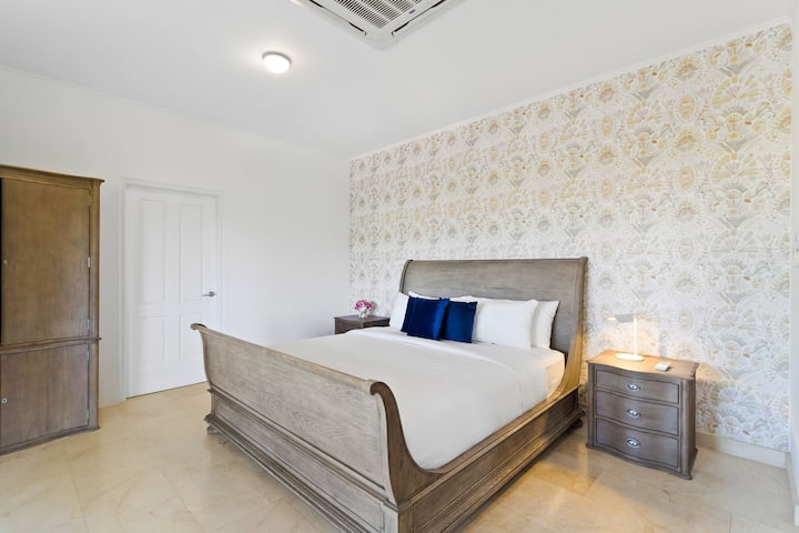 Dormitorio 4 | Descubre la serenidad en el segundo dormitorio de Boca Beach House con un encantador balcón