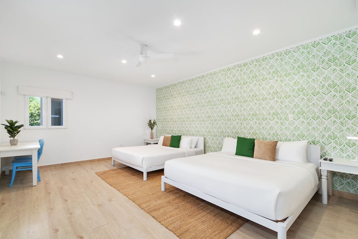 Dormitorio 5 | Entra en la opulencia en el dormitorio 5 de Boca Beach House, un amplio refugio con dos camas tamaño king, un televisor para el entretenimiento y su propio baño privado.