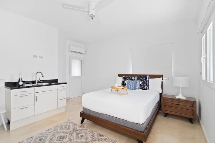 Dormitorio 3 | Experimenta una comodidad y elegancia sin precedentes en el dormitorio único de Boca Beach House con un lavabo privado. Este detalle es un refugio privado en un refugio de funcionalidad y lujo