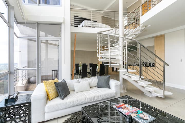 Stylish Spacious Loft Panoramic Sunset/City Lights