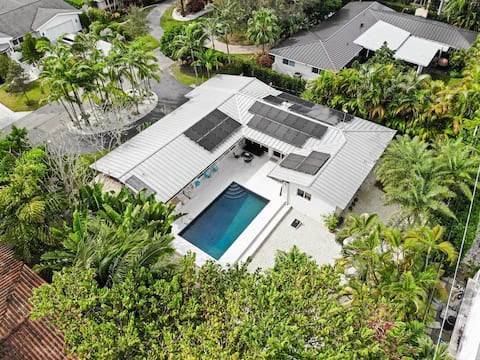Updated Tropical Mid-Century home