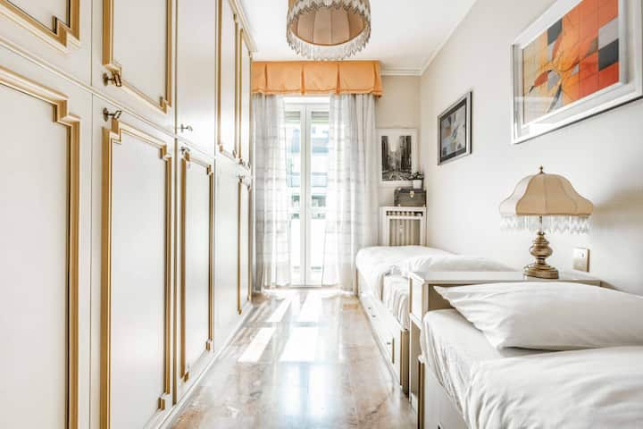 Zweites Schlafzimmer mit zwei Einzelbetten, ideal für mehr Privatsphäre.

Zweites Schlafzimmer mit zwei Einzelbetten, ideal für zusätzliche Privatsphäre.