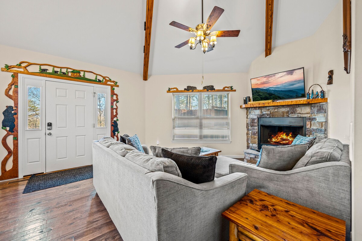 סלון נעים עם ריהוט נוח, טלוויזיה חכמה גדולה ואח עצים.