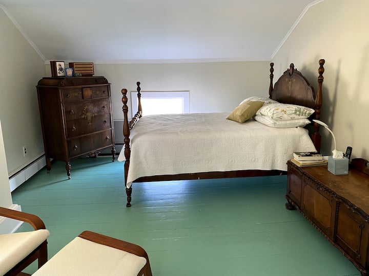 主卧（ 2楼）配有古董装饰和油漆木地板。  三扇窗户，一扇打开，可以看到、听到和感受河流的氛围，另一扇打开，可以看到甲板，另一扇打开，可以看到隔壁的池塘。 