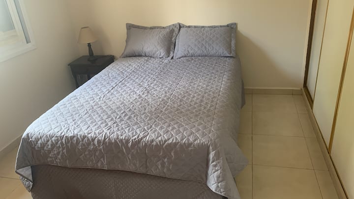 Nne 1 - Kitanda cha watu wawili, feni ya dari na kabati lililojengwa ndani