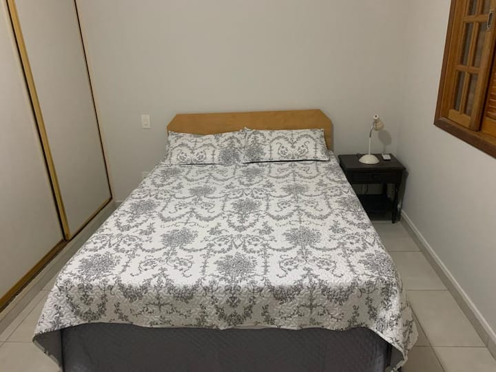 Chumba cha 2 cha kulala cha 2 - chumba kilicho na kiyoyozi, kitanda cha watu wawili, kabati na TV