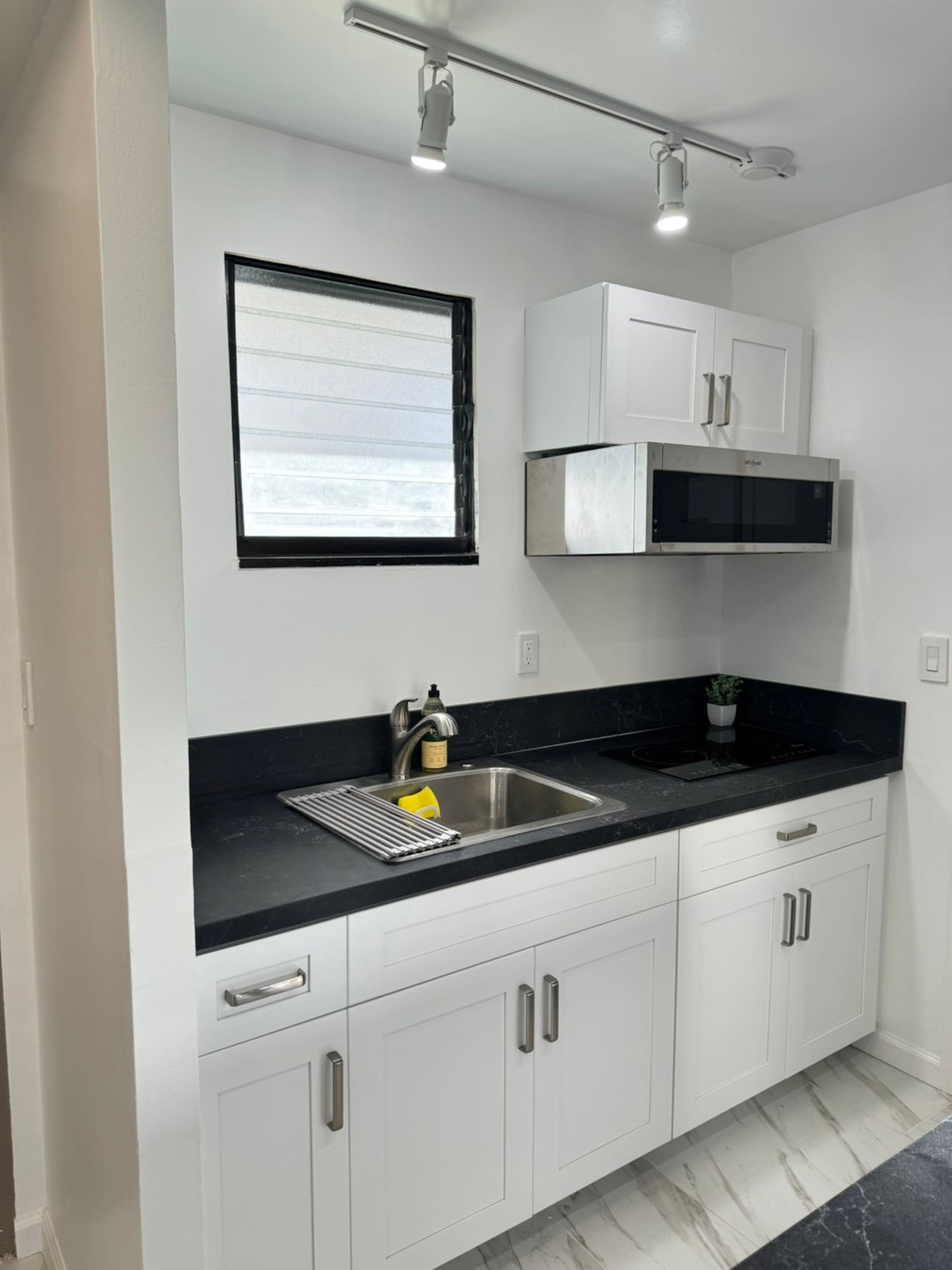 Condo in Honolulu · ★4.63 · Studio · 2 beds · 1 private bath - Image 8