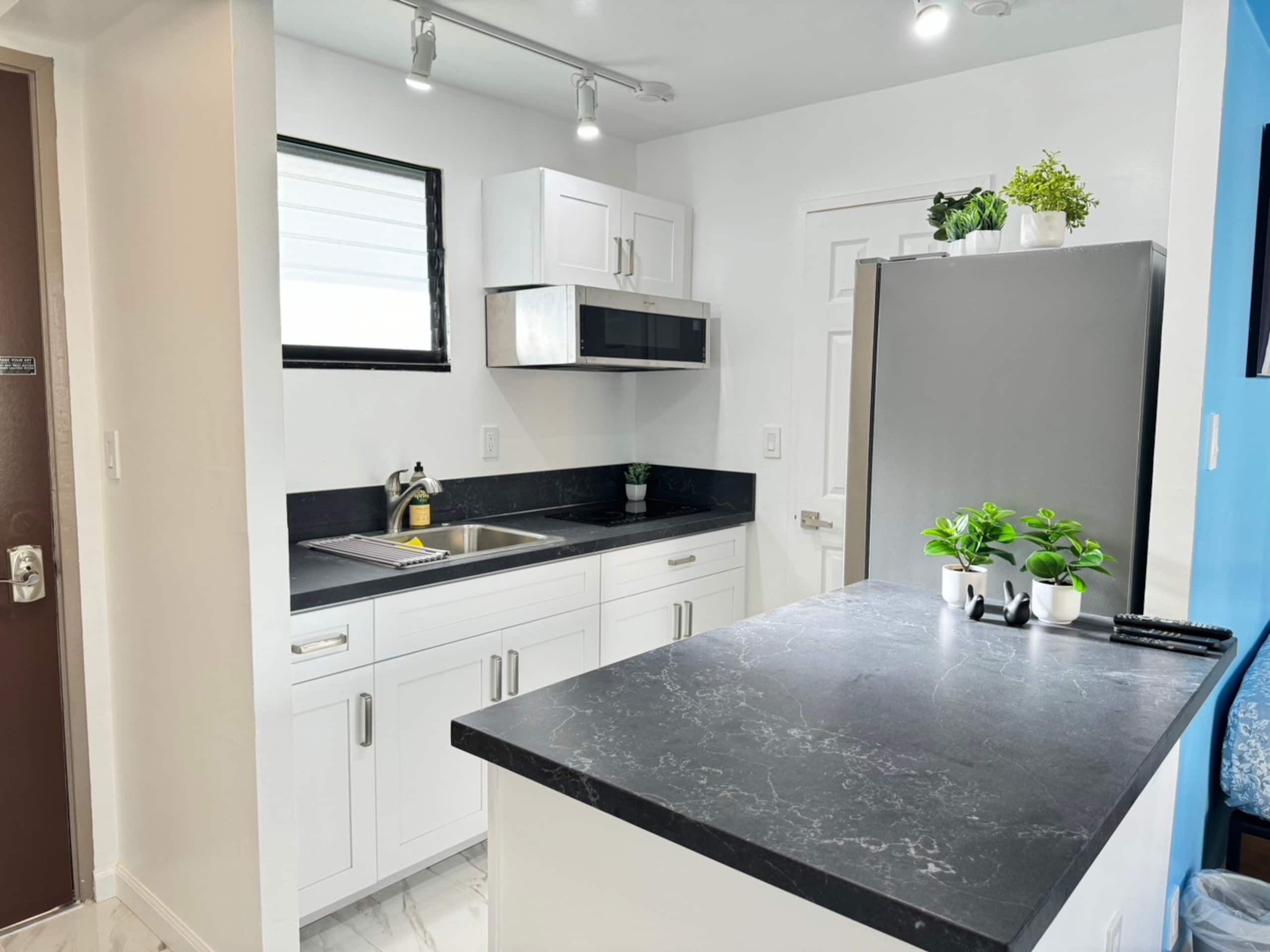 Condo in Honolulu · ★4.62 · Studio · 2 beds · 1 private bath - Image 3