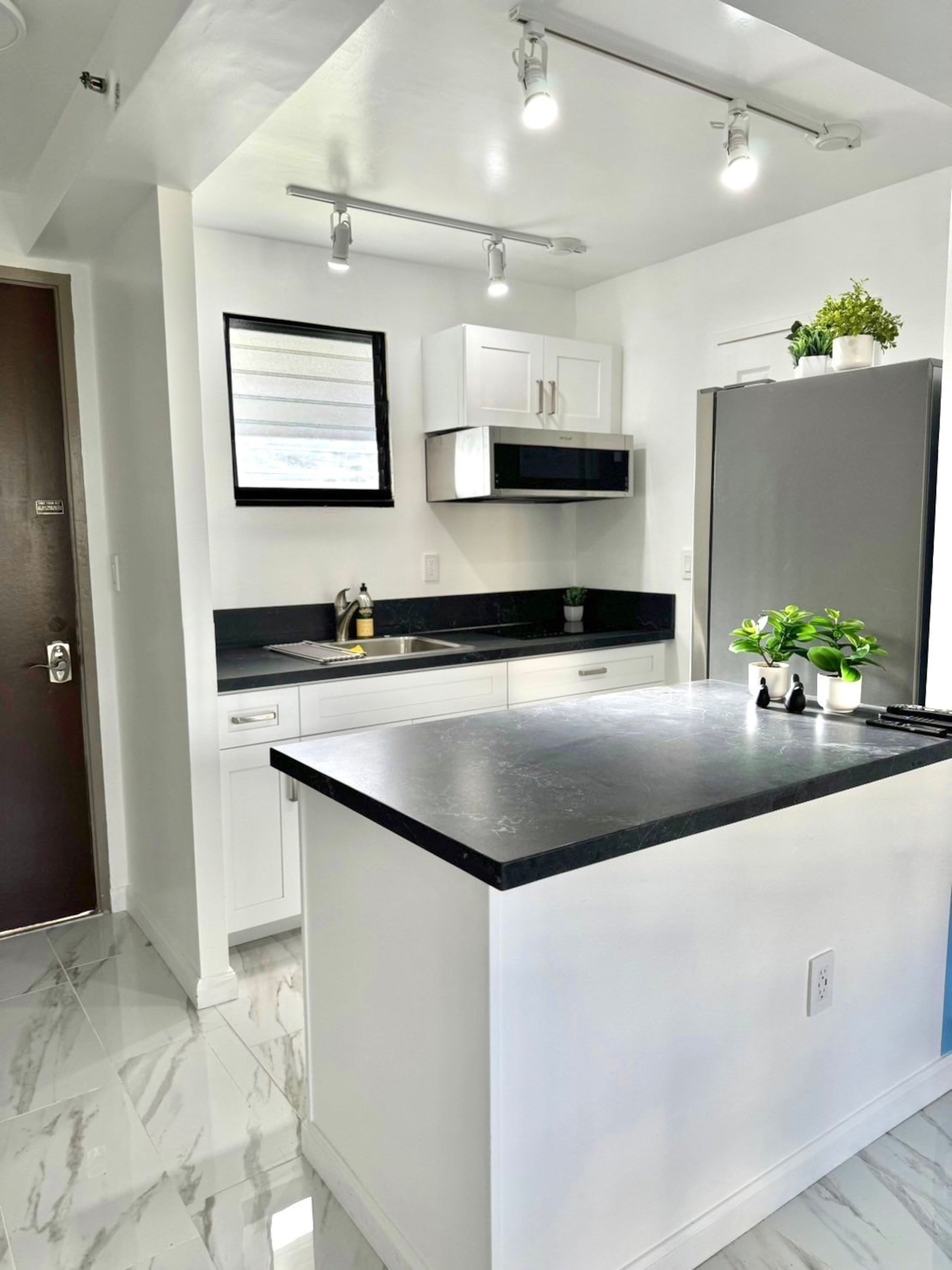 Condo in Honolulu · ★4.62 · Studio · 2 beds · 1 private bath - Image 4