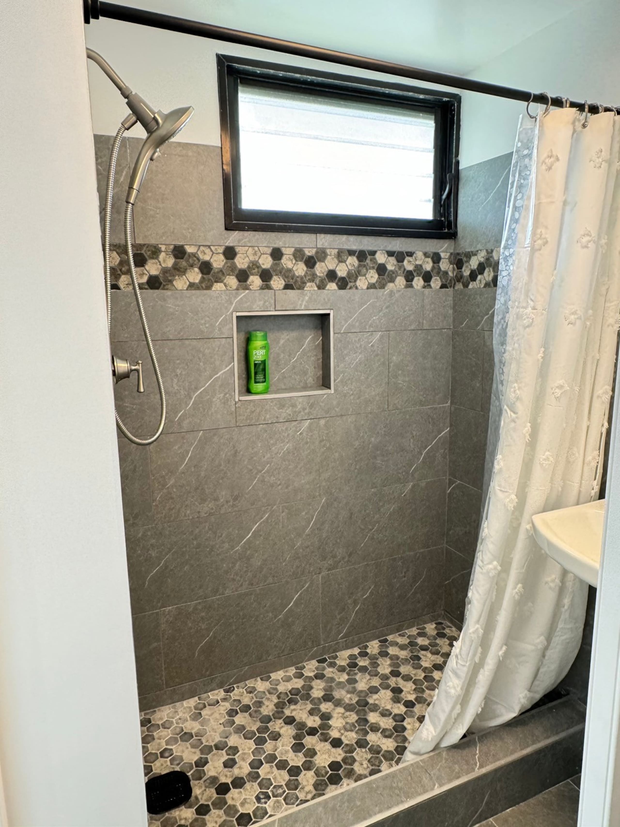 Condo in Honolulu · ★4.69 · Studio · 2 beds · 1 shared bath - Image 16
