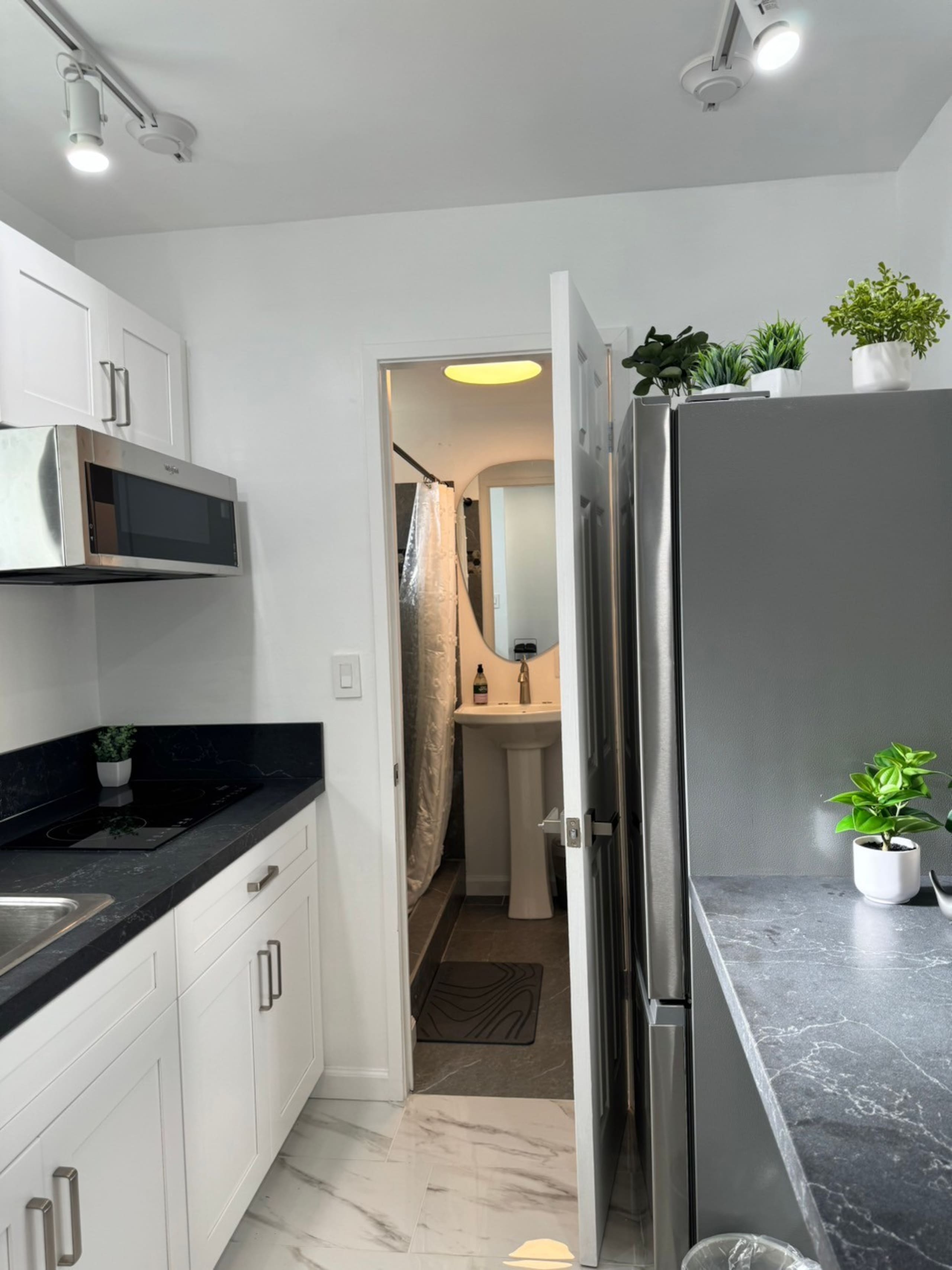 Condo in Honolulu · ★4.69 · Studio · 2 beds · 1 shared bath - Image 4