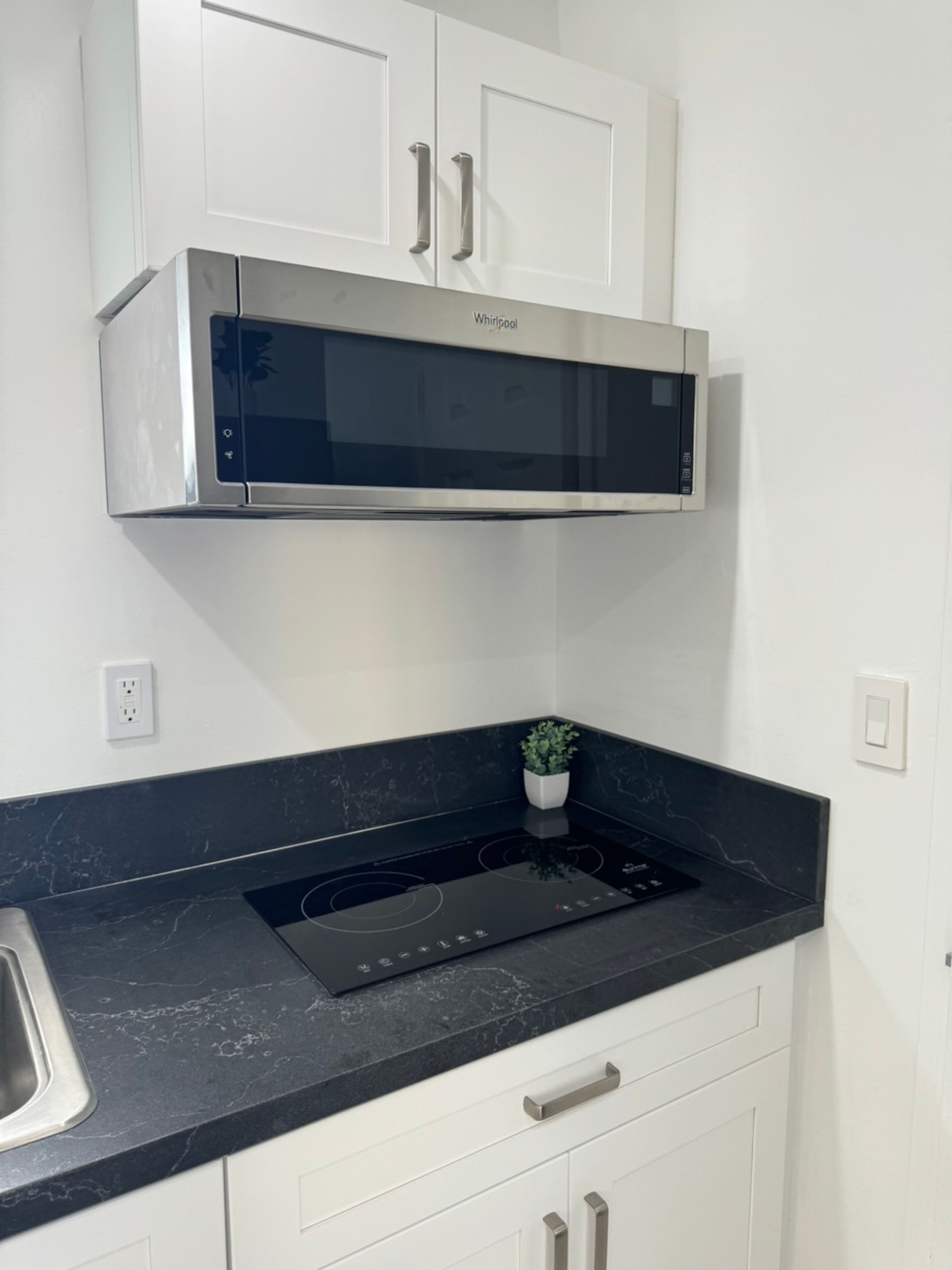 Condo in Honolulu · ★4.69 · Studio · 2 beds · 1 shared bath - Image 6