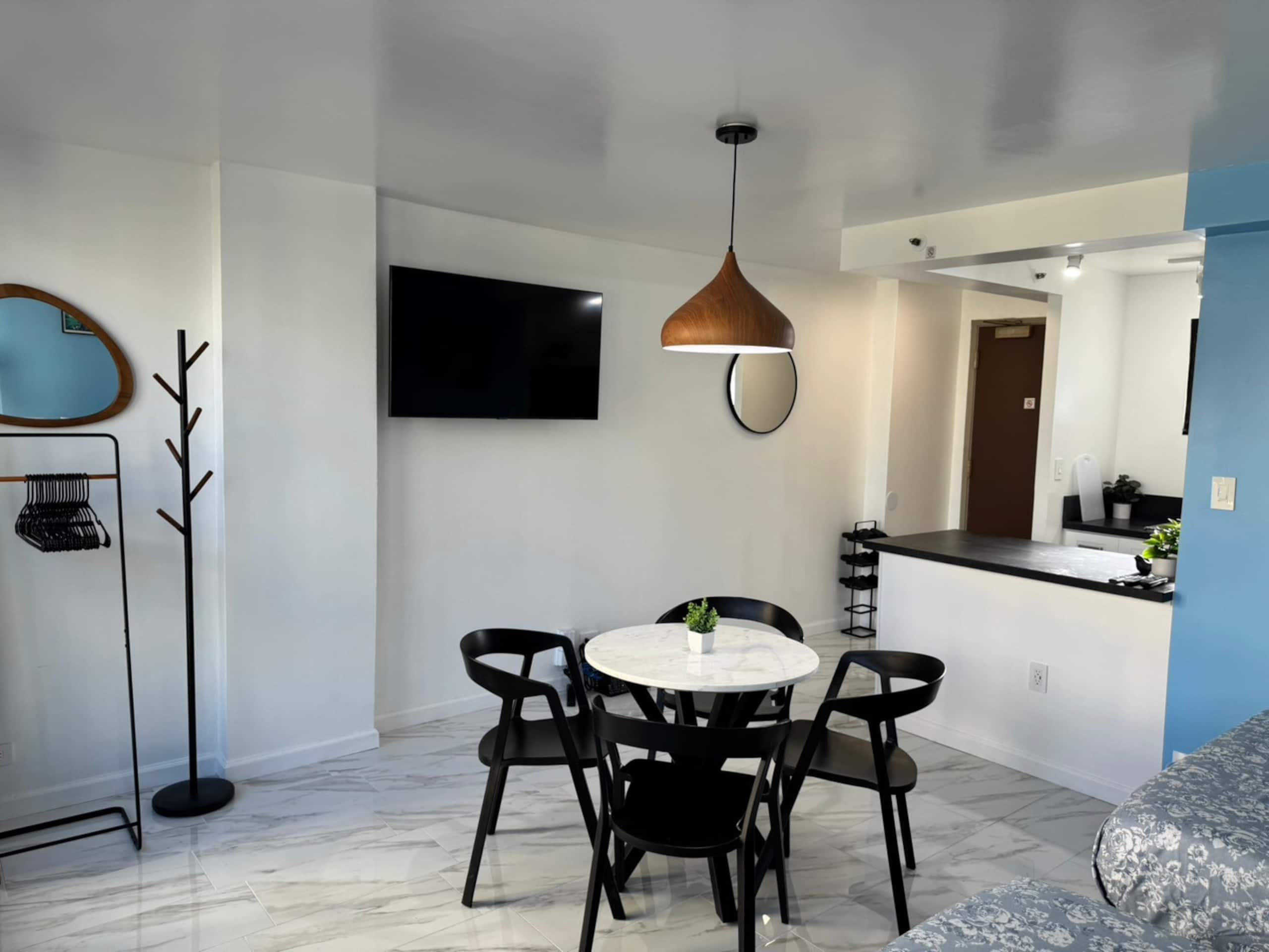 Condo in Honolulu · ★4.69 · Studio · 2 beds · 1 shared bath - Image 10